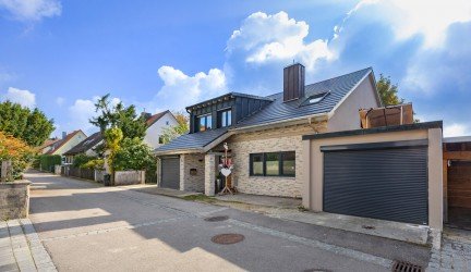 Hauptbild BEZUGSFREI! TRAUMHAFT RENOVIERTES EINFAMILIENHAUS MIT POOL IN FREISING